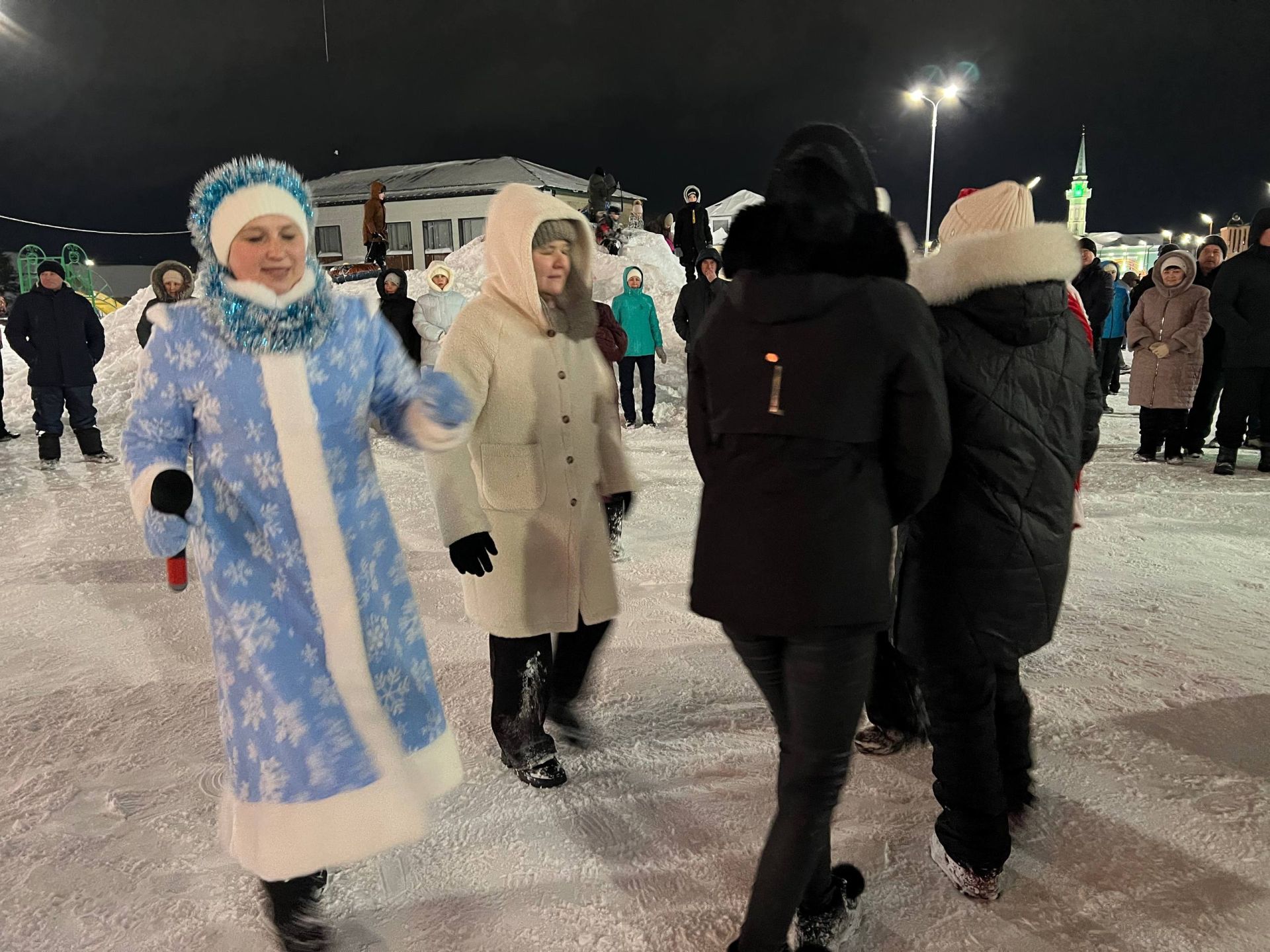 Төп чыршы янында «Сабагаз» идарәсе хезмәткәрләре оештырган бәйрәм чарасында бүген дә халык рәхәтләнеп күңел ачты (+видео)