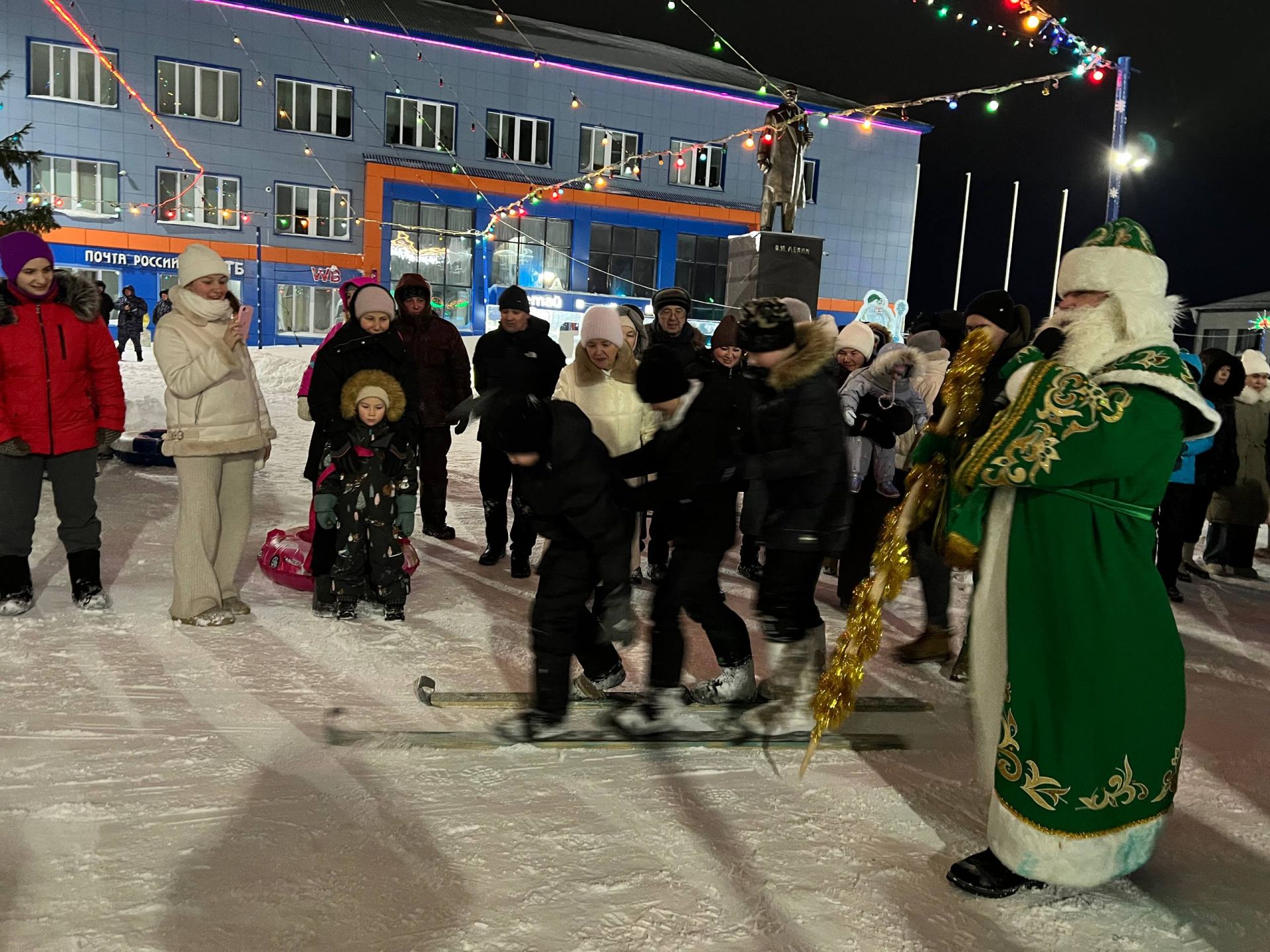 Төп чыршы янында «Сабагаз» идарәсе хезмәткәрләре оештырган бәйрәм чарасында бүген дә халык рәхәтләнеп күңел ачты (+видео)