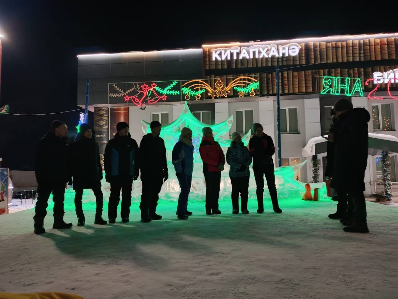 Кичә Сабаның Үзәк чыршысы янында почта элемтәсе һәм район электр элемтәсе узелы хезмәткәрләре бәйрәм оештырды