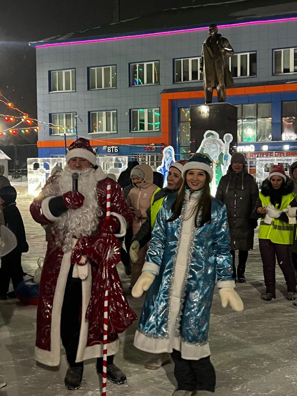 Бүген үзәк мәйданда «Цинк-Саба» җәмгыяте коллективы үзенчәлекле бәйрәм тамашасы тәкъдим итте