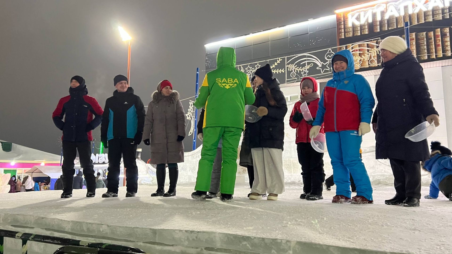 Чыршы янында Кыш бабай, уеннар, ламбада һәм һәр катнашучыга бүләк (+видео)