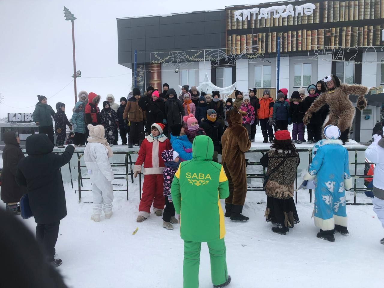 Чыршы янындагы бәйрәм тамашасында балалар Яңа ел сәгатен төзәттеләр
