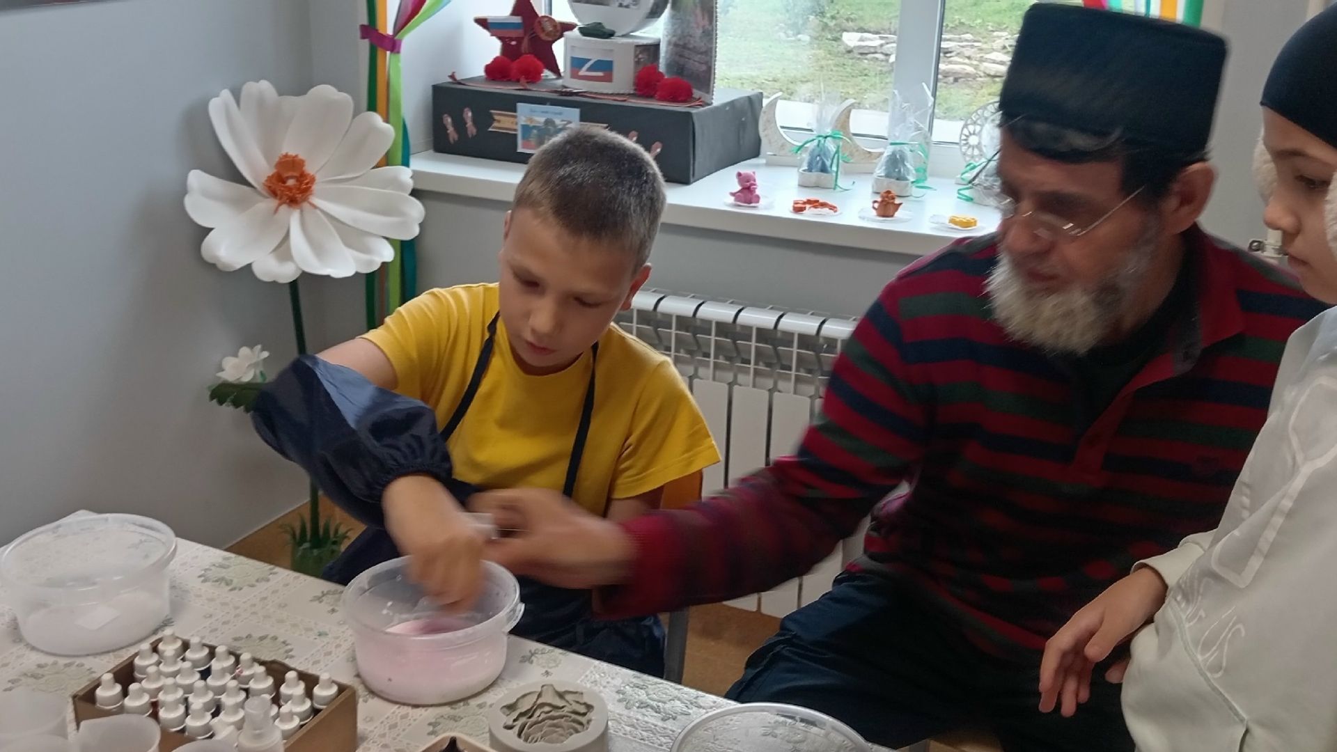 «Тургай» социаль приютында тәрбияләнүчеләр әтиләренә бәйрәм ясаган