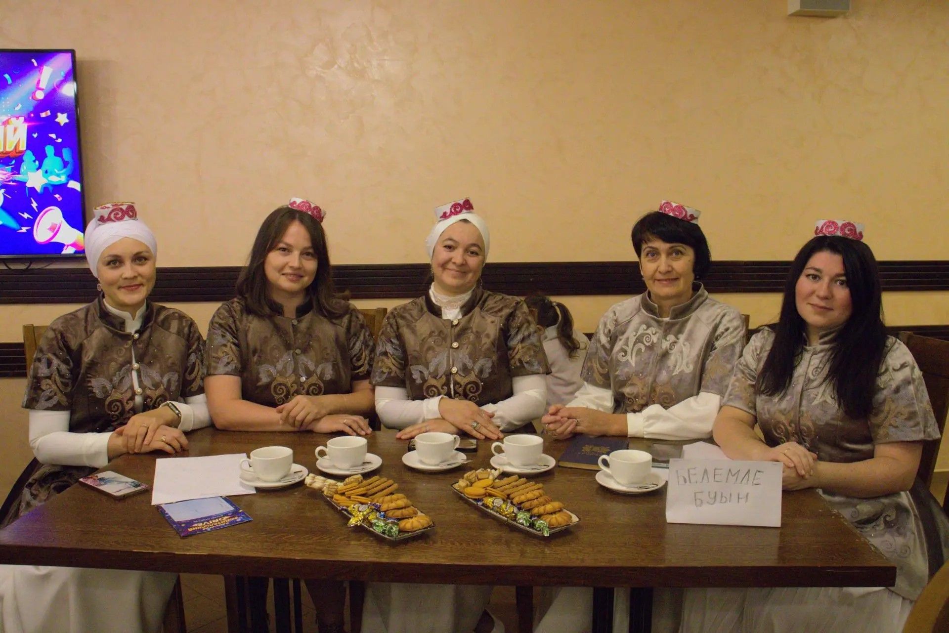 Район мәктәпкәчә яшьтәге балаларның ата-аналары квиз-уенда көч сынашты