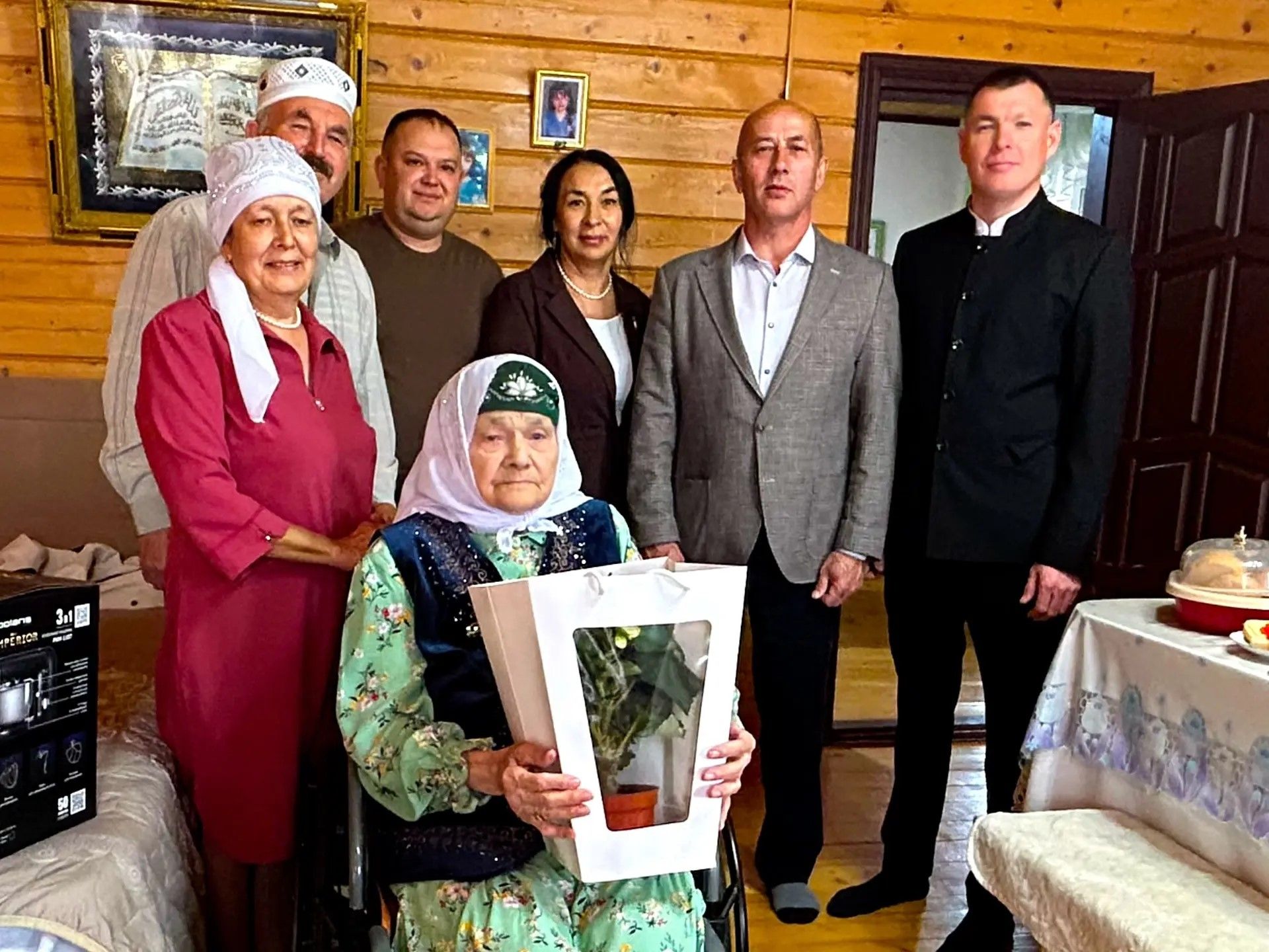 Саба районында 100 яшьлек юбилярларга һәм 71 ел бергә яшәүче парга хөрмәт күрсәттеләр