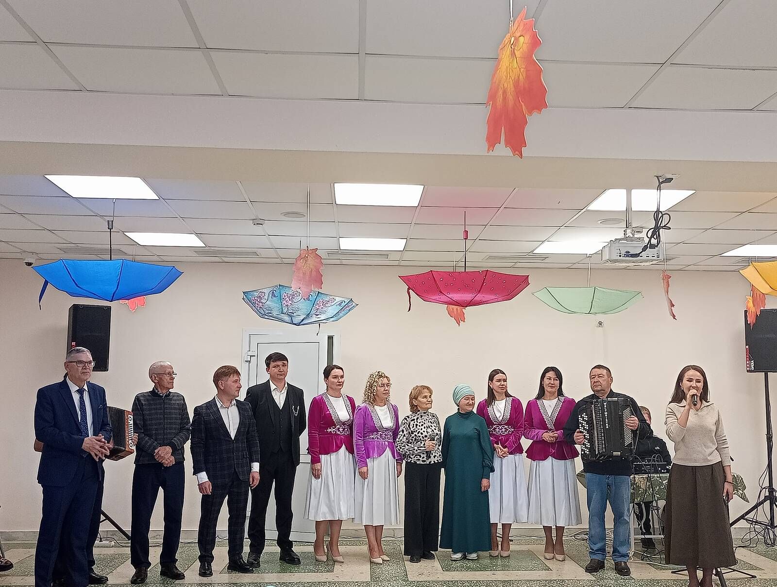Җыр-моңга төрелгән бәйрәм: Кукмара артистлары Лесхоз өлкәннәрен сөендерде