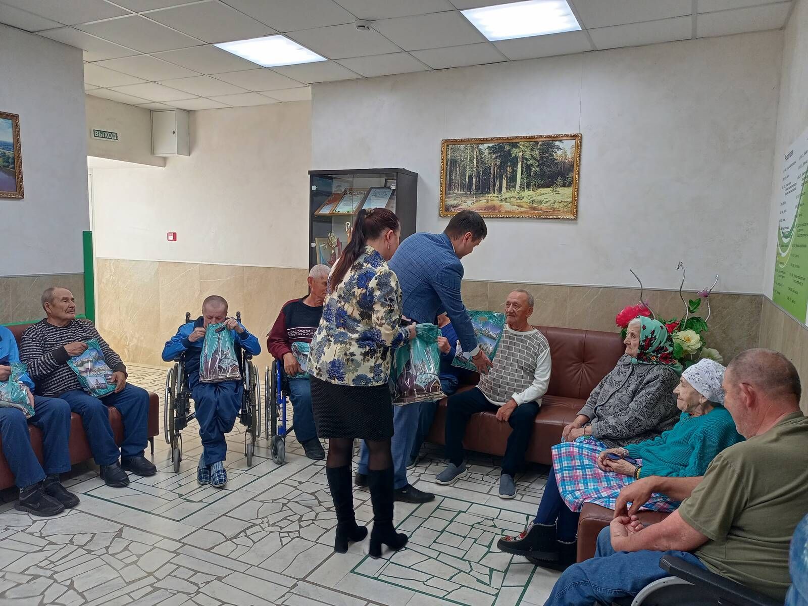 Җыр-моңга төрелгән бәйрәм: Кукмара артистлары Лесхоз өлкәннәрен сөендерде