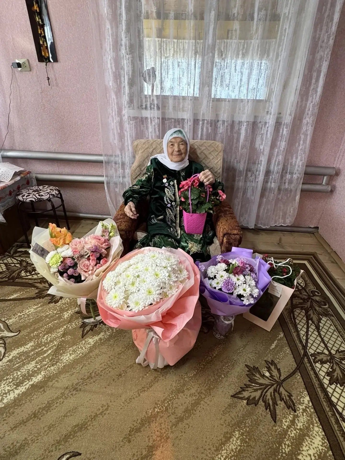Түбән Шытсуда  яшәүче Расиха Ризванованы 90 яшьлек юбилее  белән котладылар