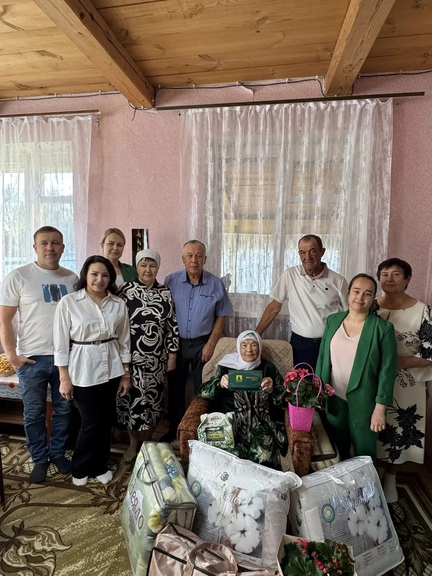 Түбән Шытсуда  яшәүче Расиха Ризванованы 90 яшьлек юбилее  белән котладылар