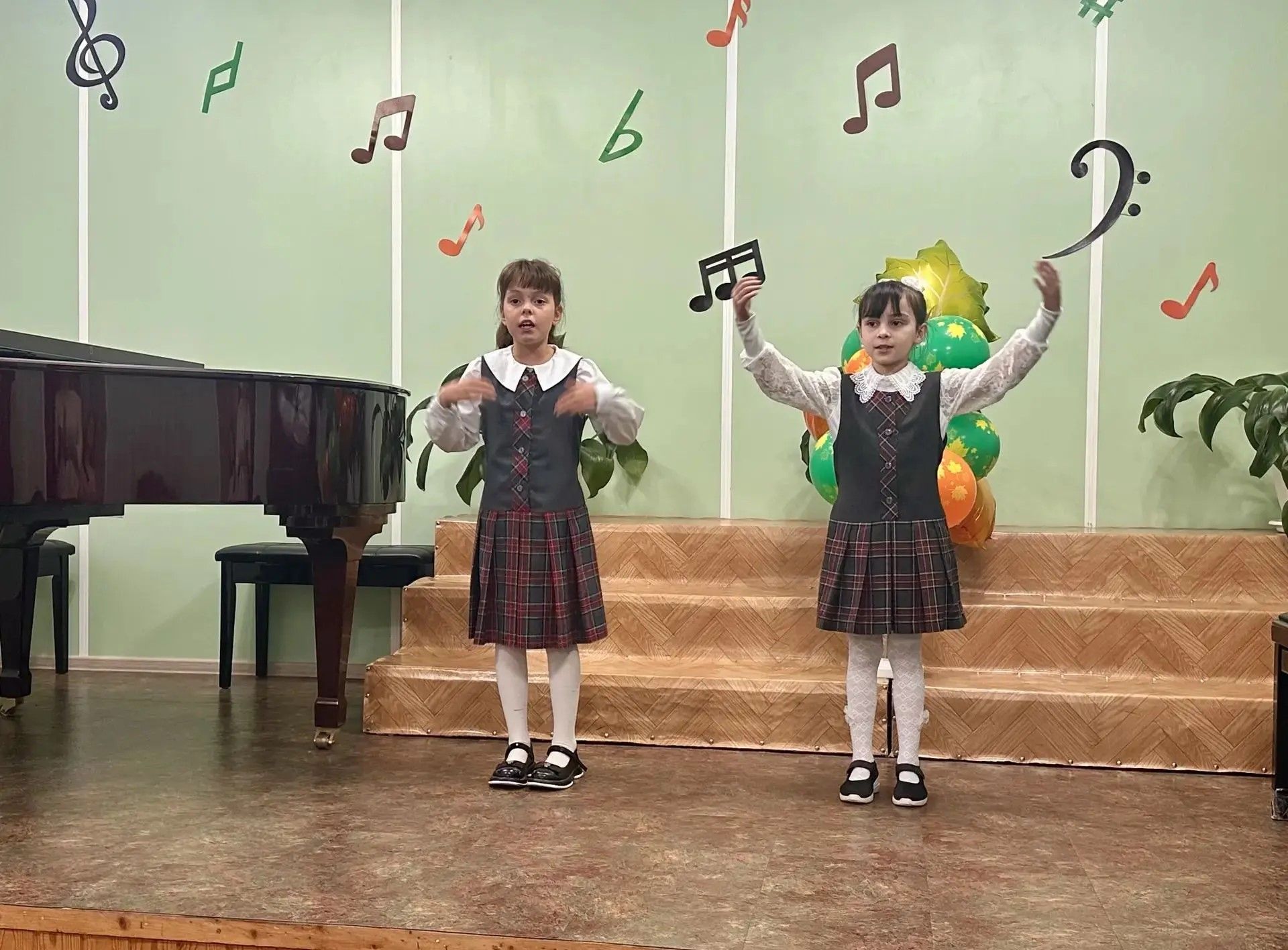 Саба балалар сәнгать  мәктәбе укучылары өлкәннәргә концерт куйды