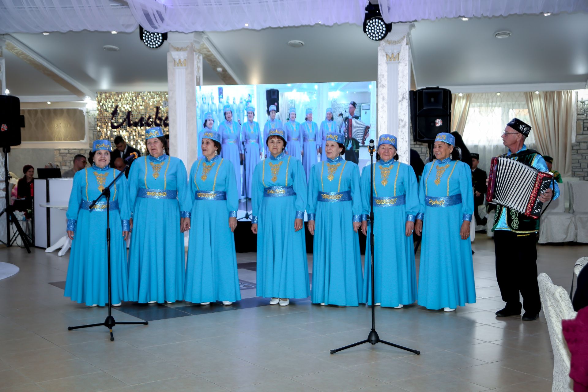 Чәчләр чаларган,  әмма мәхәббәт сүнмәгән....