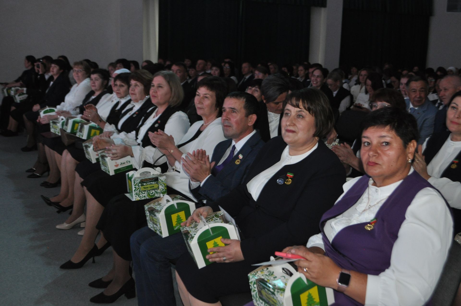 Сабада һөнәри бәйрәмнәре уңаеннан укытучыларны хөрмәтләделәр