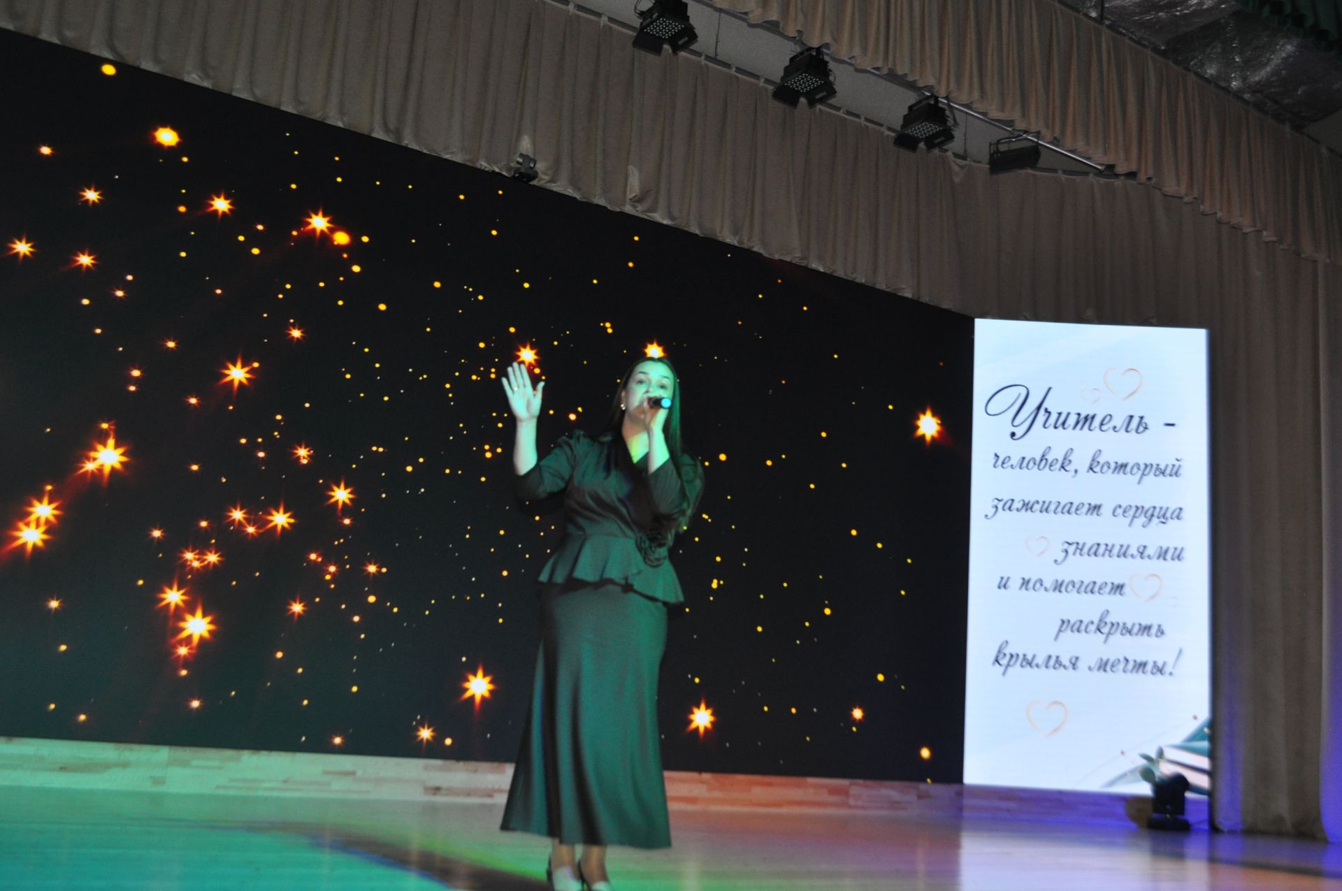 Сабада һөнәри бәйрәмнәре уңаеннан укытучыларны хөрмәтләделәр