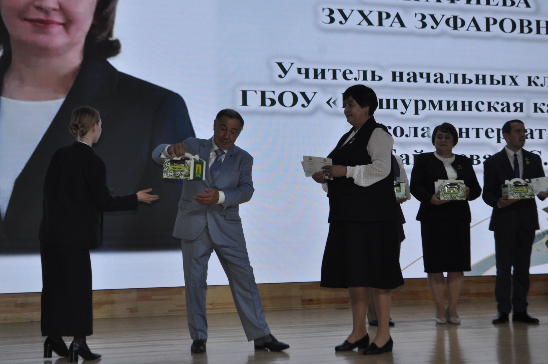 Сабада һөнәри бәйрәмнәре уңаеннан укытучыларны хөрмәтләделәр