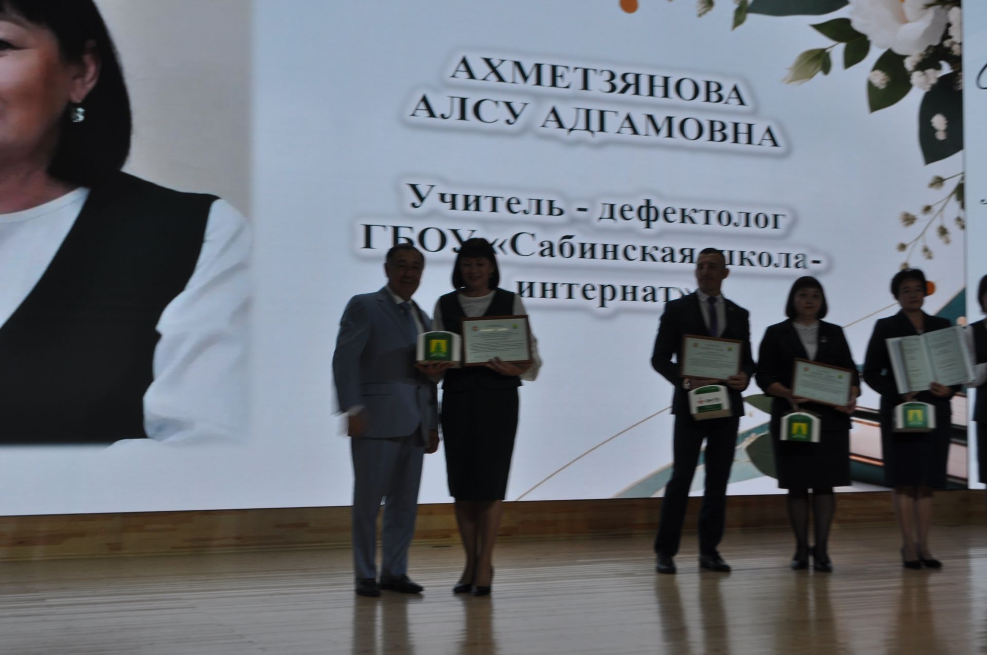 Сабада һөнәри бәйрәмнәре уңаеннан укытучыларны хөрмәтләделәр