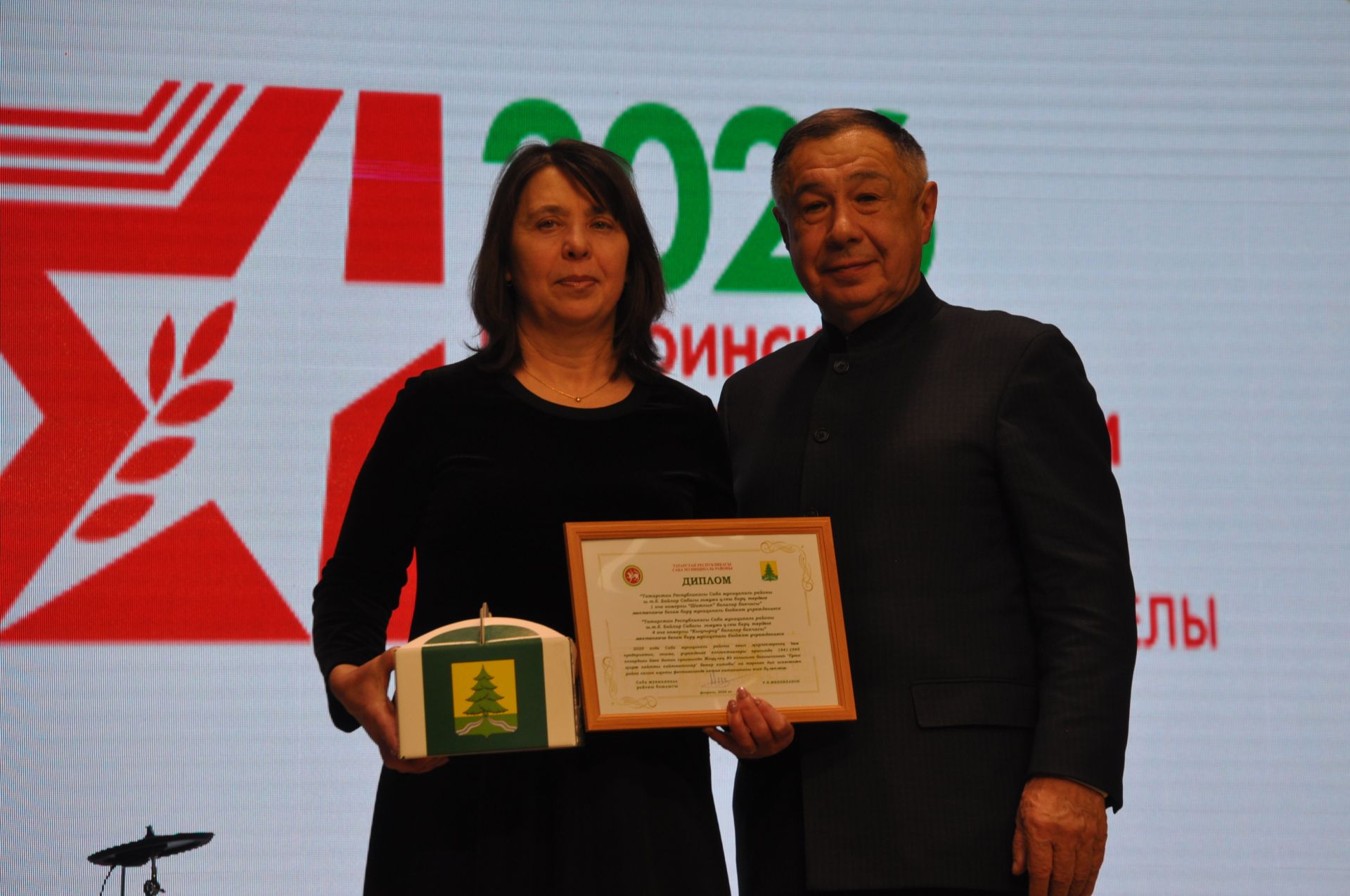 Район мәдәният йортында Җиңүнең 80 еллыгына багышланган иҗат фестиваленә йомгак ясадылар (фоторепортаж)