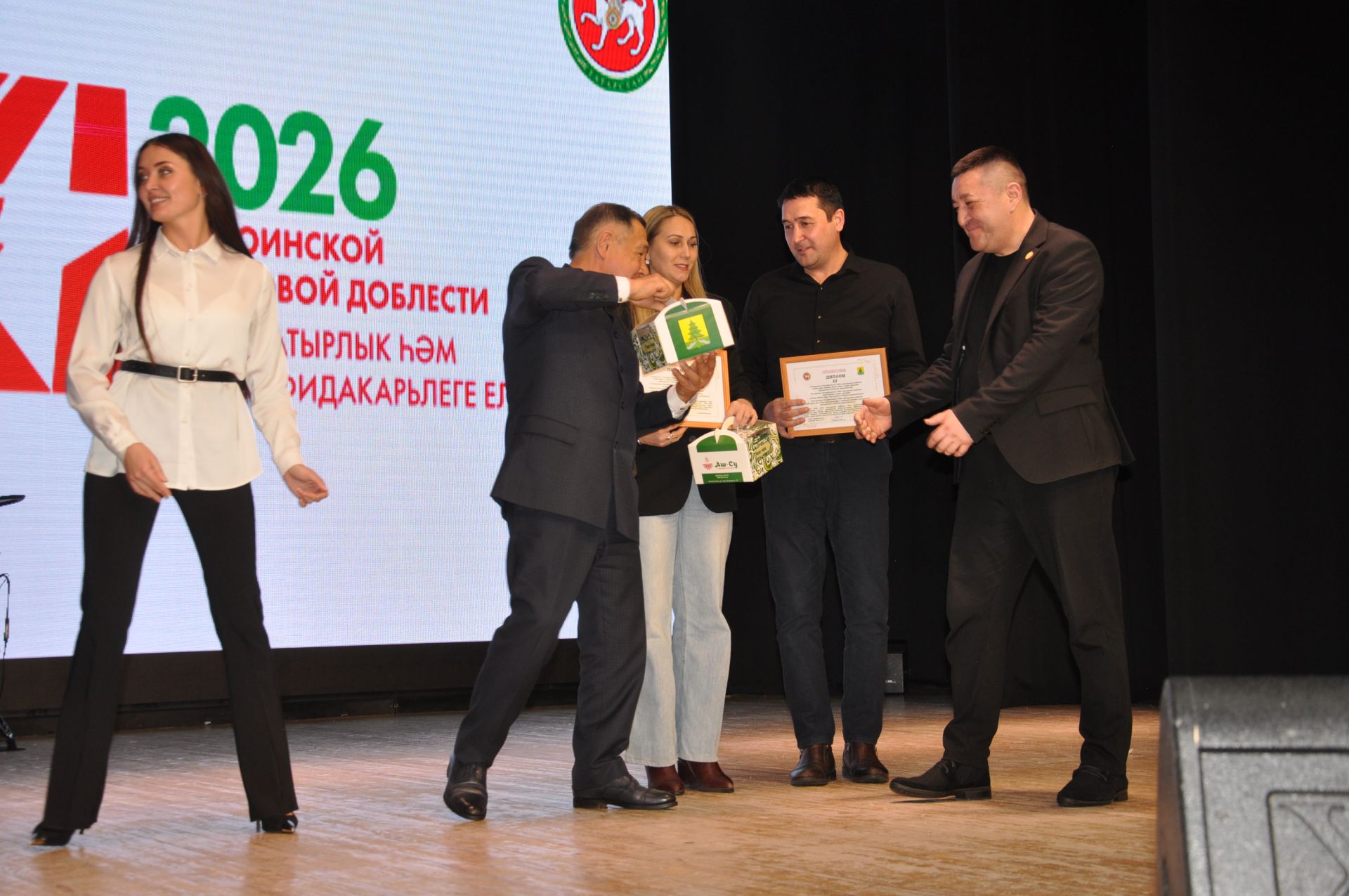 Район мәдәният йортында Җиңүнең 80 еллыгына багышланган иҗат фестиваленә йомгак ясадылар (фоторепортаж)