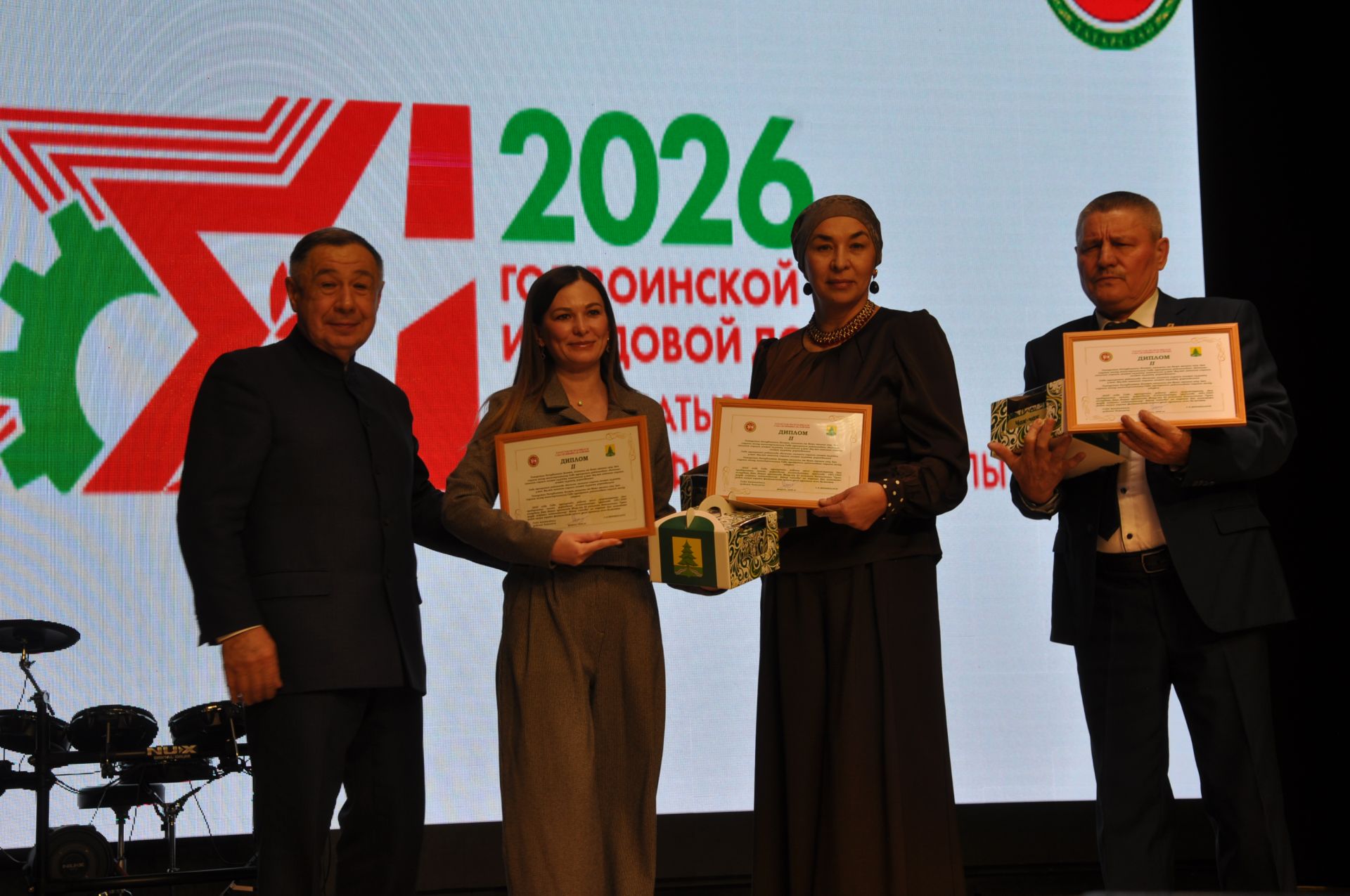 Район мәдәният йортында Җиңүнең 80 еллыгына багышланган иҗат фестиваленә йомгак ясадылар (фоторепортаж)