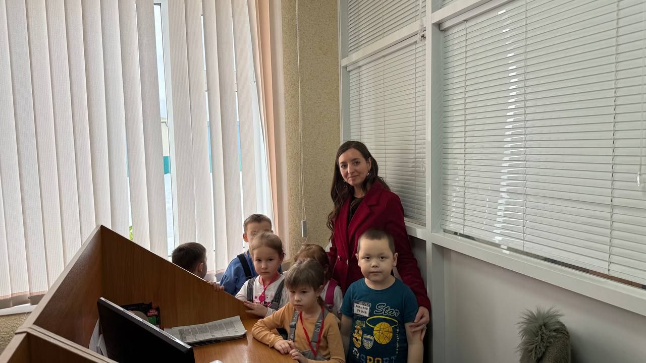 Балалар газета чыгару эше белән танышты