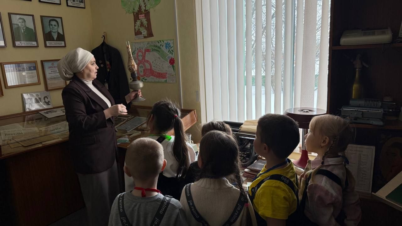 Балалар газета чыгару эше белән танышты
