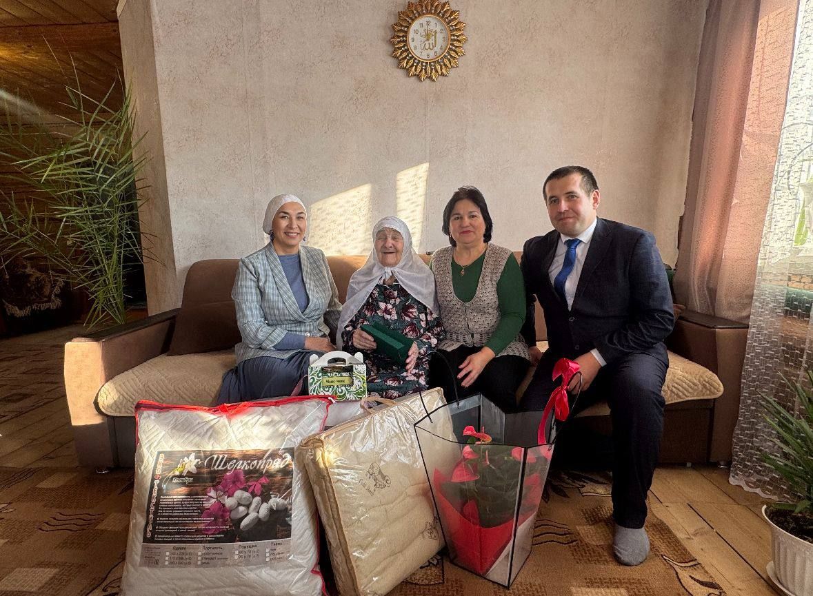 Ике Басу Арташ авылында яшәүче Гаймә Сәхәбиеваны 90 яшьлек юбилее белән тәбрикләделәр