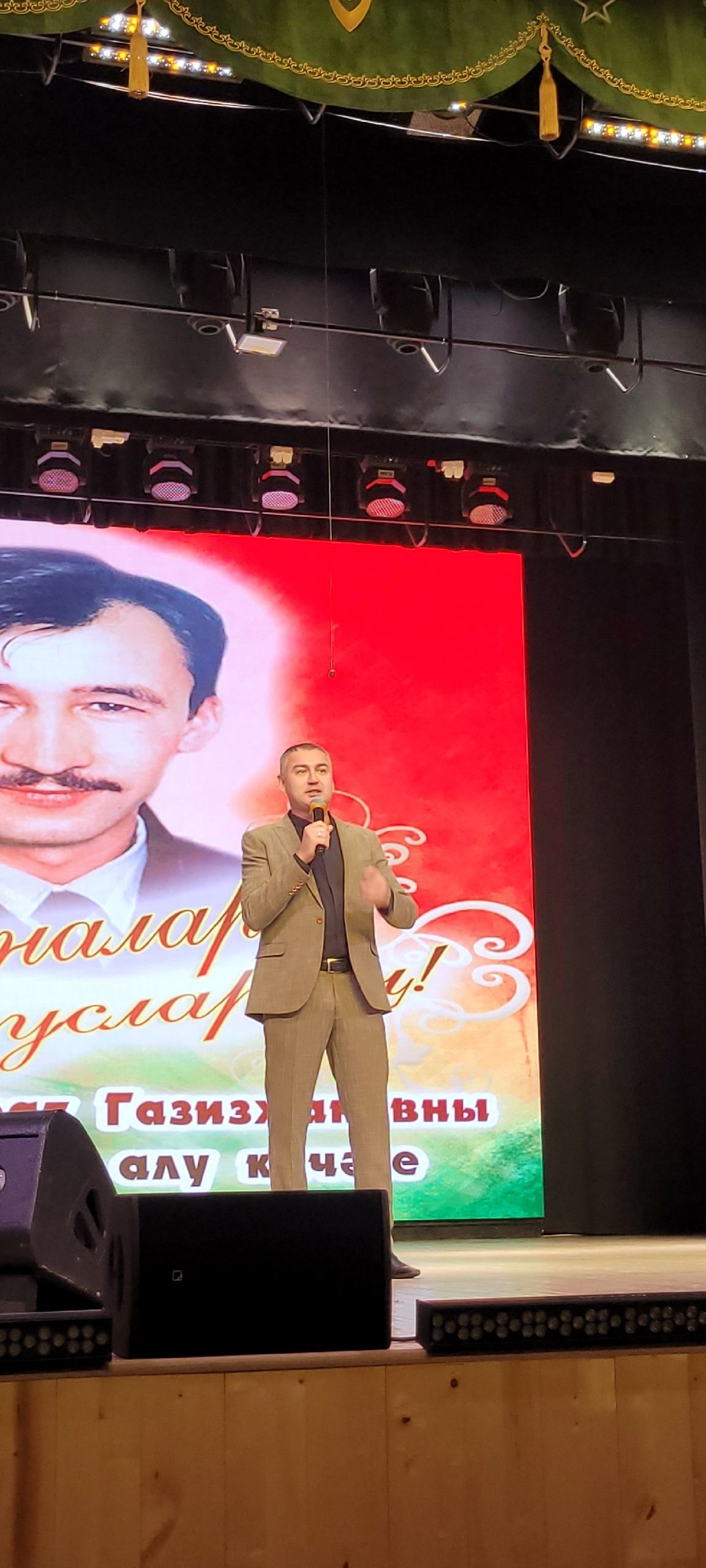 Сабада вакытсыз вафат булган үзешчән шагыйрь, укытучы Илфат Газизҗановны искә алдылар
