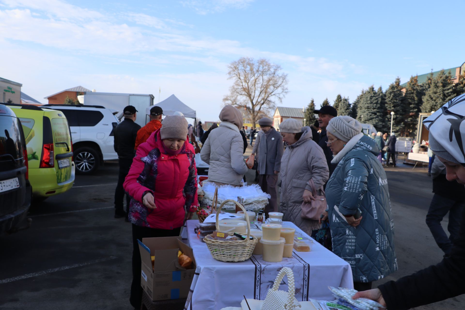 Быел  халык  ярминкәгә мәдәният йорты  каршындагы  мәйданга  чыкты