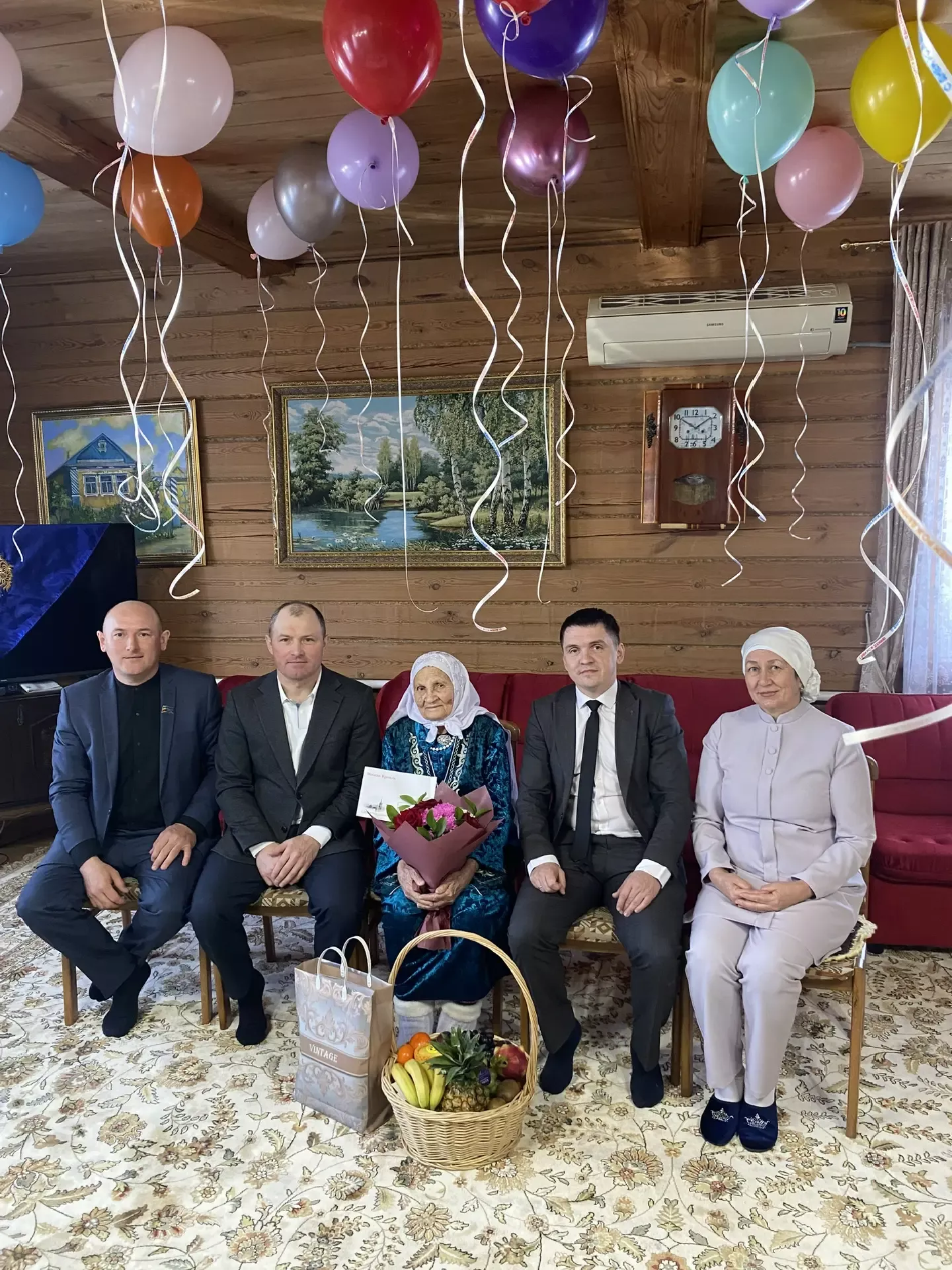 Миңгәр авылында яшәүче Бибишәмсүнә Вагыйз кызы үзенең   олы юбилеен – 98 яшьлек гомер бәйрәмен билгеләп үтте