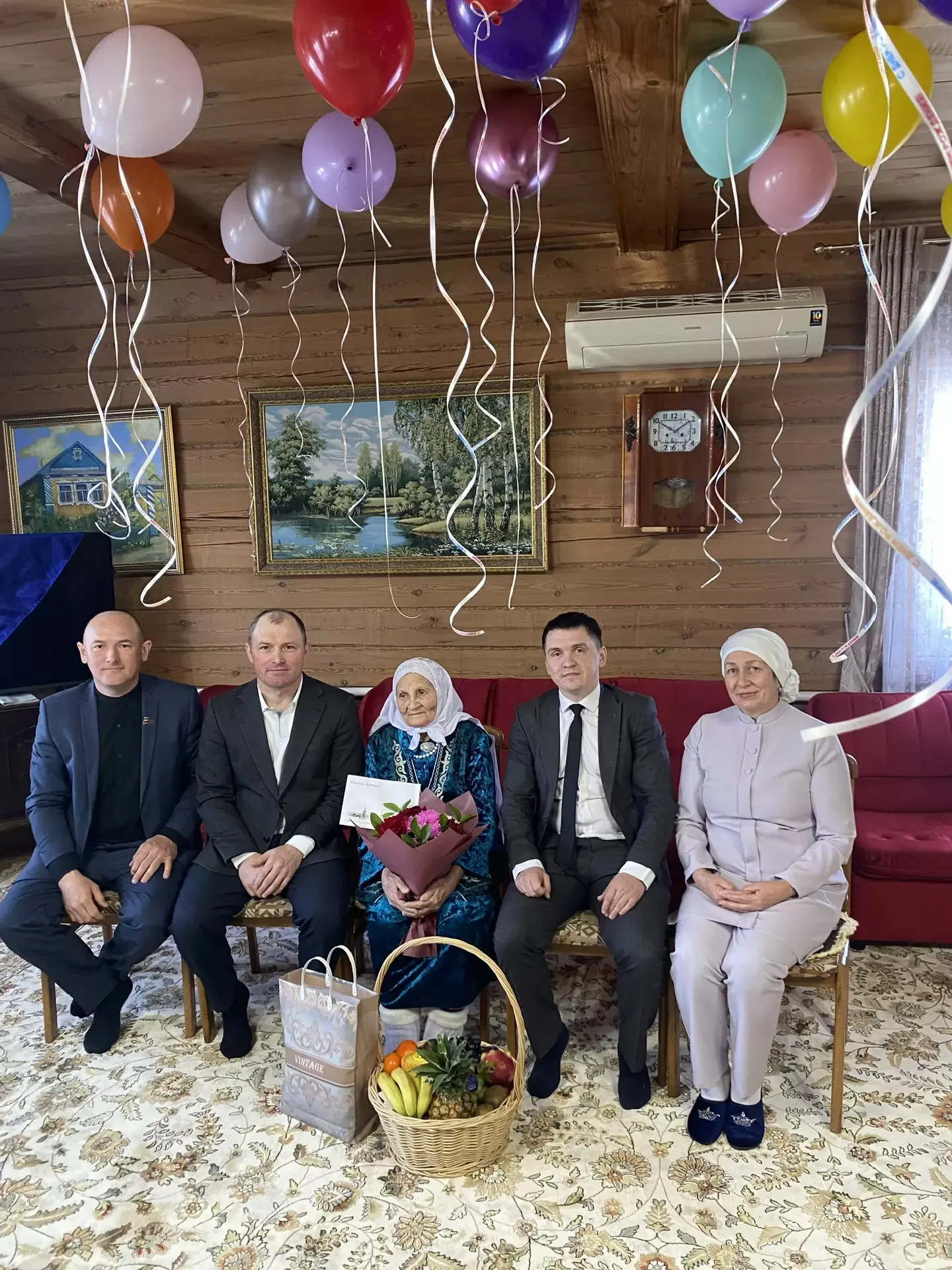 Миңгәр авылында яшәүче Бибишәмсүнә Вагыйз кызы үзенең   олы юбилеен – 98 яшьлек гомер бәйрәмен билгеләп үтте