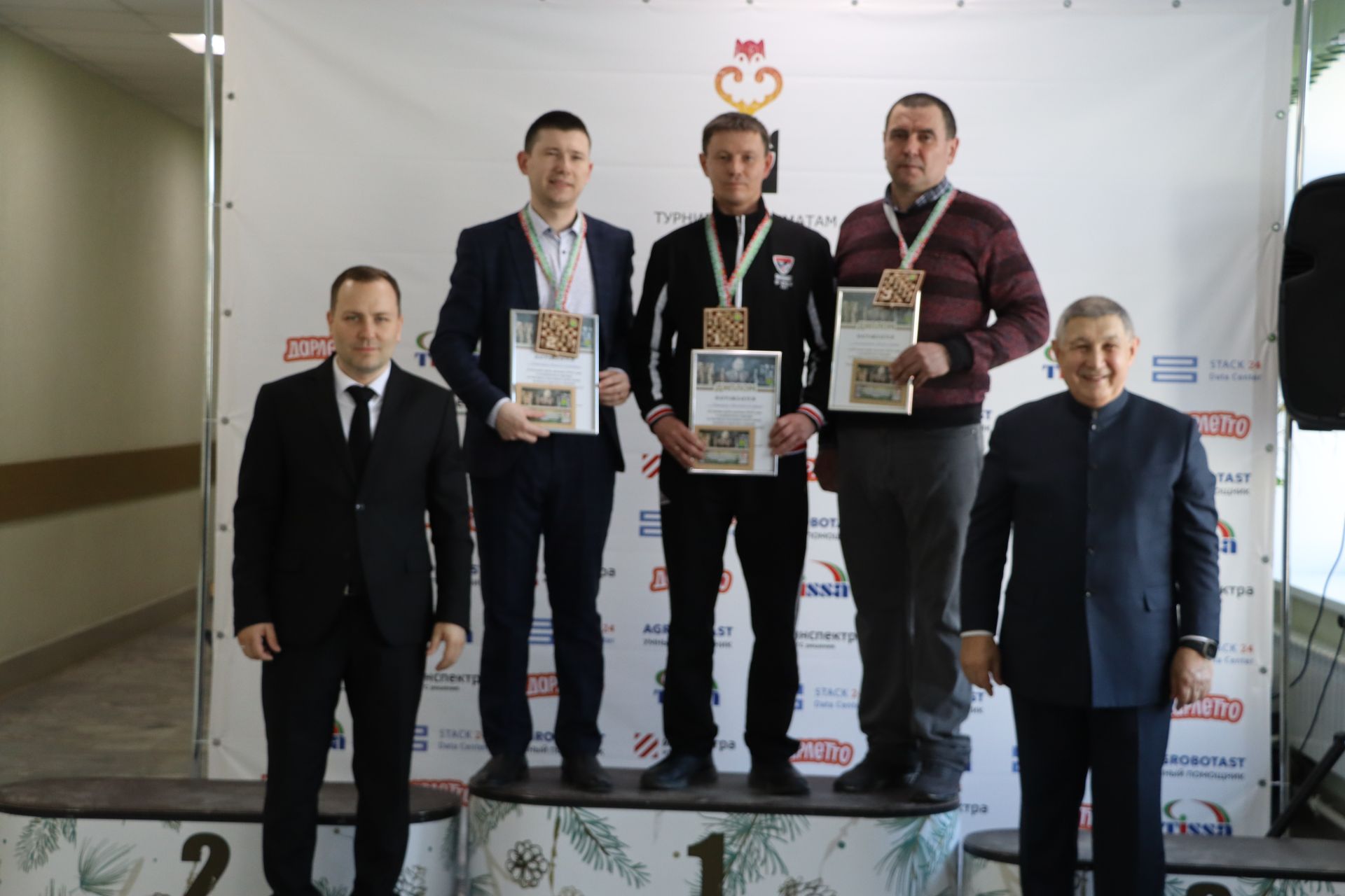 Лесхоз бистәсендә, урта мәктәп базасында легендар урманчы, РСФСРның һәм ТАССРның атказанган урманчысы Нургали Миңнехан улы Миңнеханов истәлегенә тизйөрешле шахмат буенча районара шәхси турнир оештырылды.