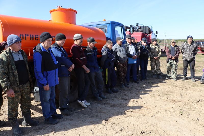 Бүген “Юлбат” авыл хуҗалыгы предприятиесенең Килдебәк бригадасында туңга  сөрелгән  җирләрне тырмалауга  чыктылар