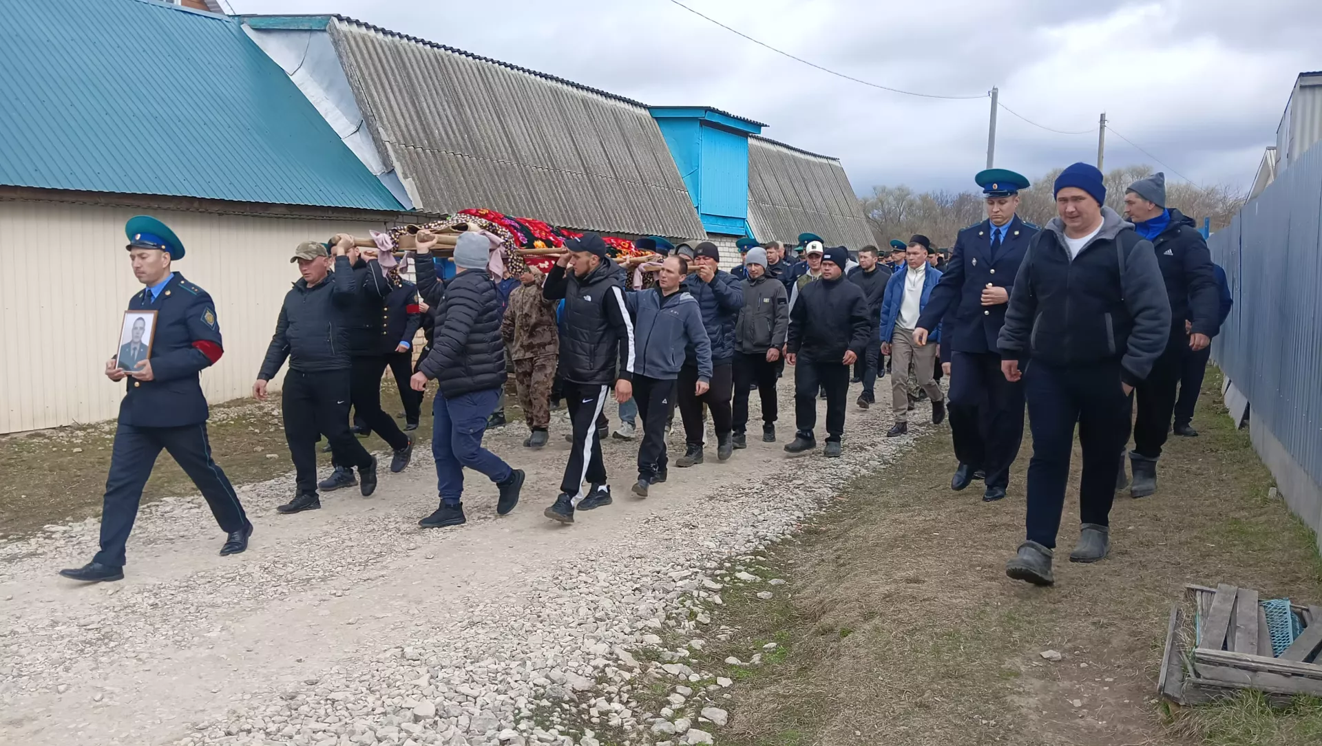 Туктар авылында хәрби егетне соңгы юлга озаттылар