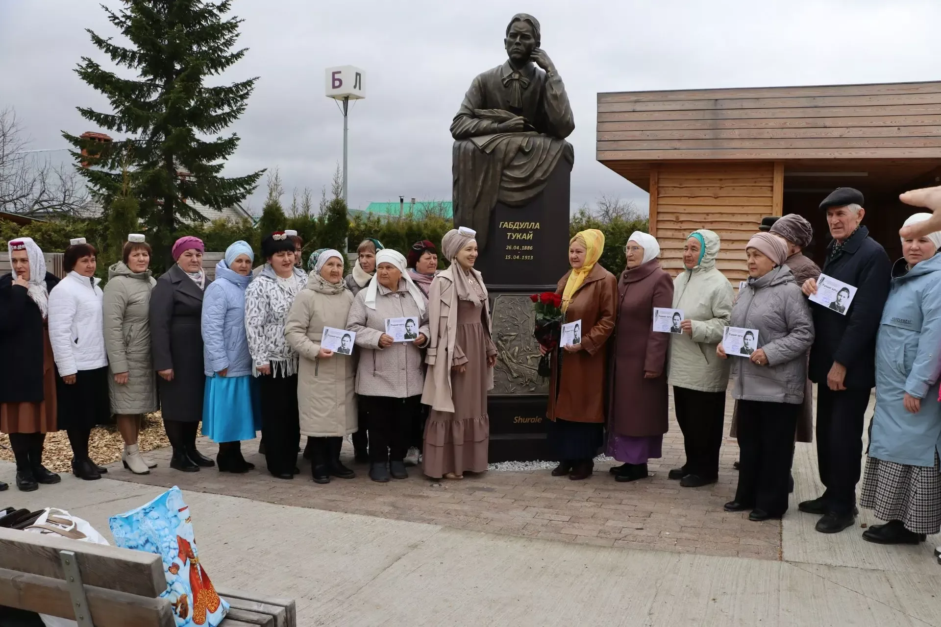 “И мөкаддәс моңлы сазым! Уйнадың син ник бик аз?”