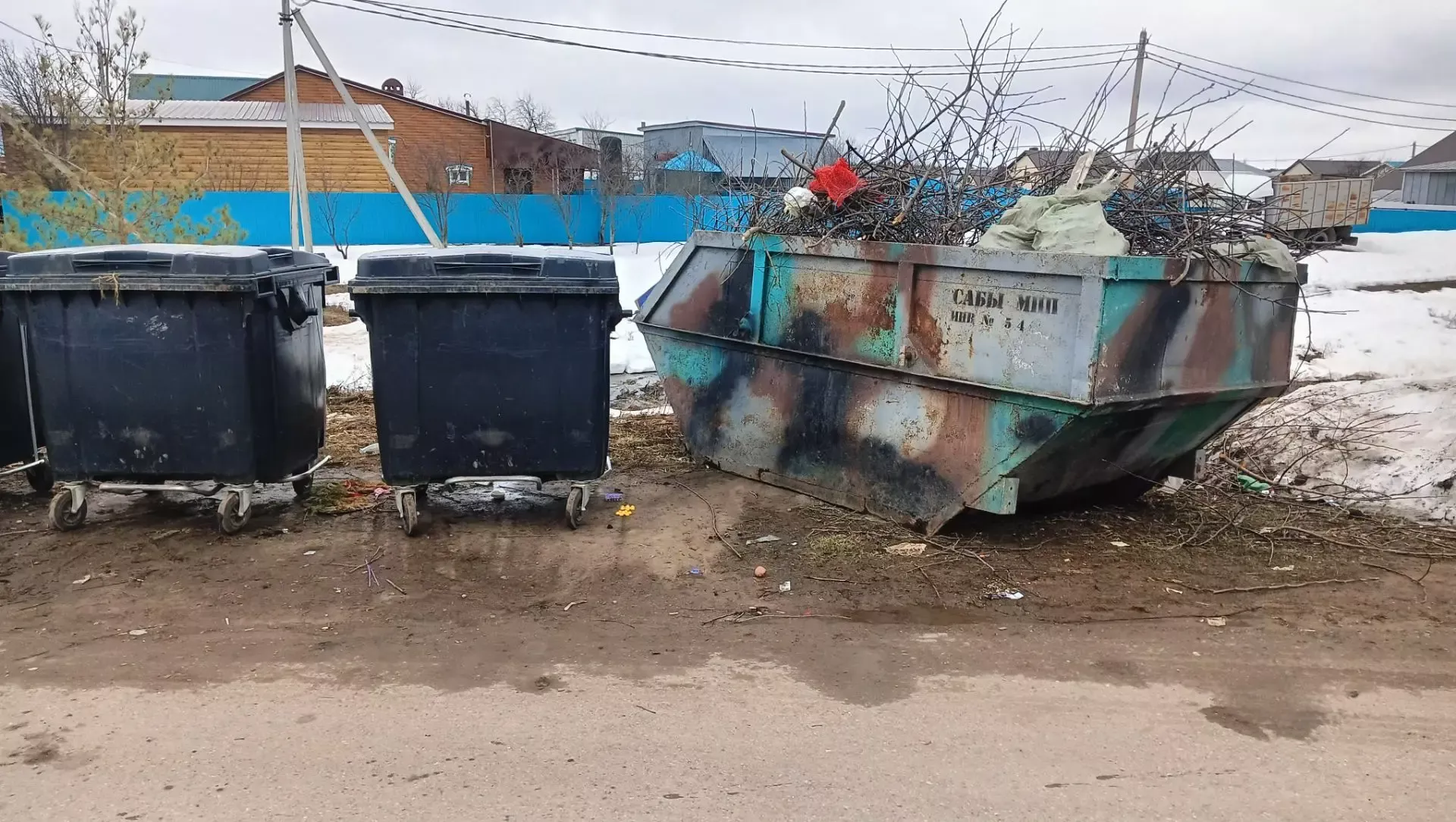 Байлар Сабасында  чүп-чар белән тулган бункер  мәйданчыклары...