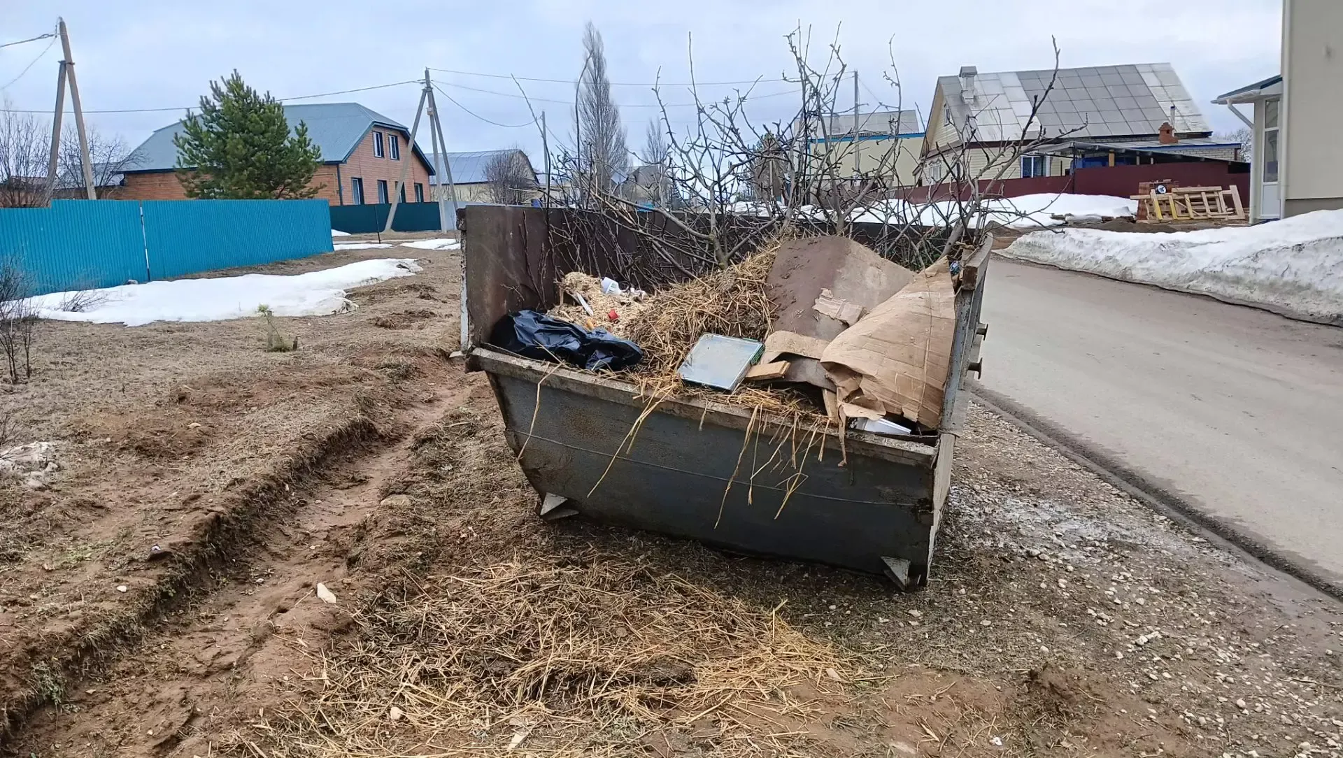 Байлар Сабасында  чүп-чар белән тулган бункер  мәйданчыклары...