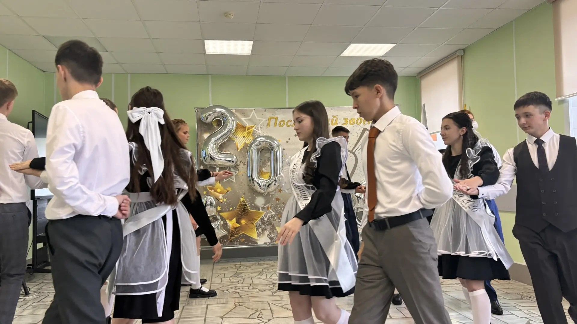 Күңелләрдә мәңге кал син, соңгы кыңгырау чыңы...