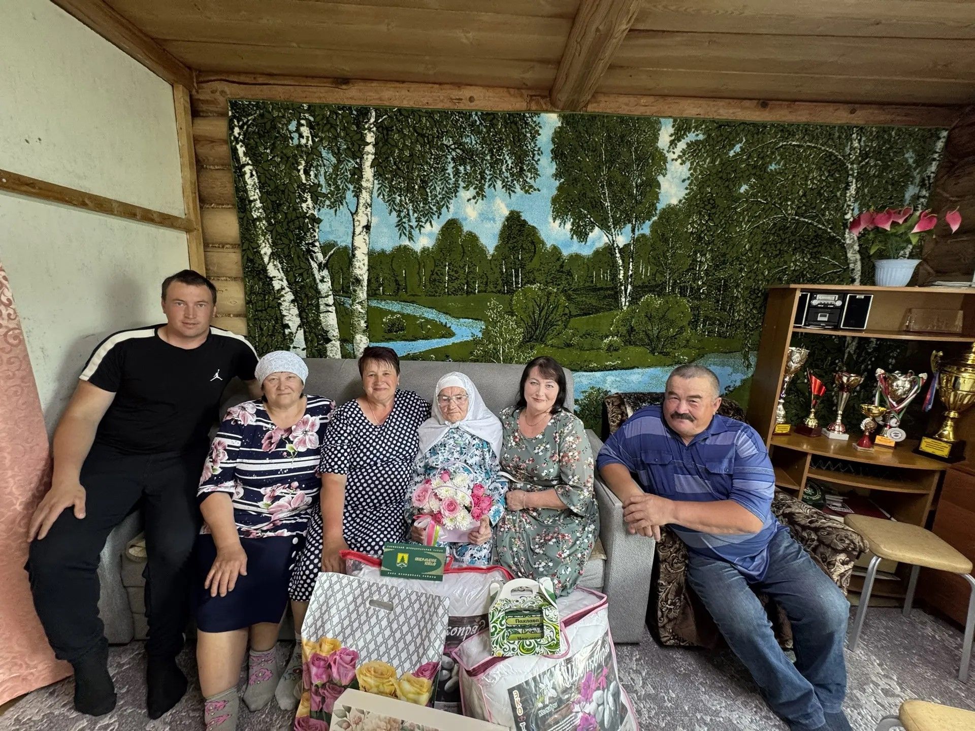 Бүген Мишәбаш авылында яшәүче Сәвия Шәрәфиева үзенең  90 яшьлек олуг юбилеен билгеләп үтә