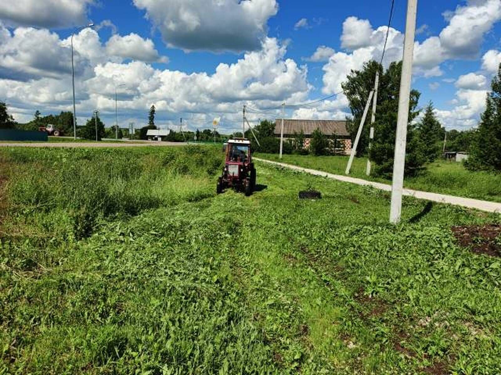 Мичән авыл җирлеге территориясендә юл кырыйлары чабылды