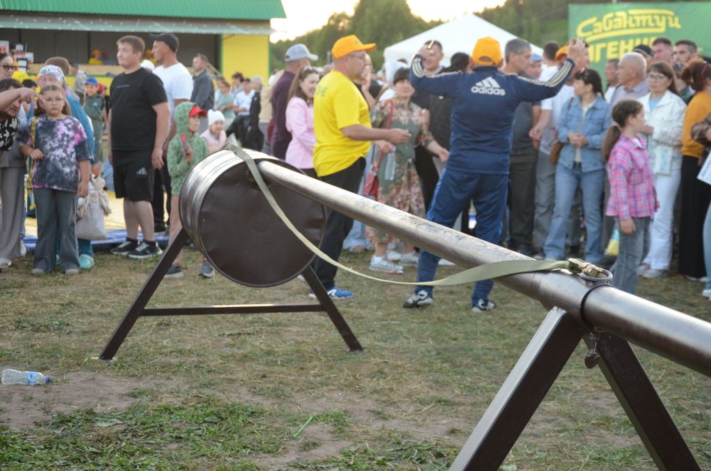 Тауга  каршы  йөгерү, тимер атка  атлану, пленка эченнән мүкәләү – болар барысы да Иләбәр  Сабантуенда гына