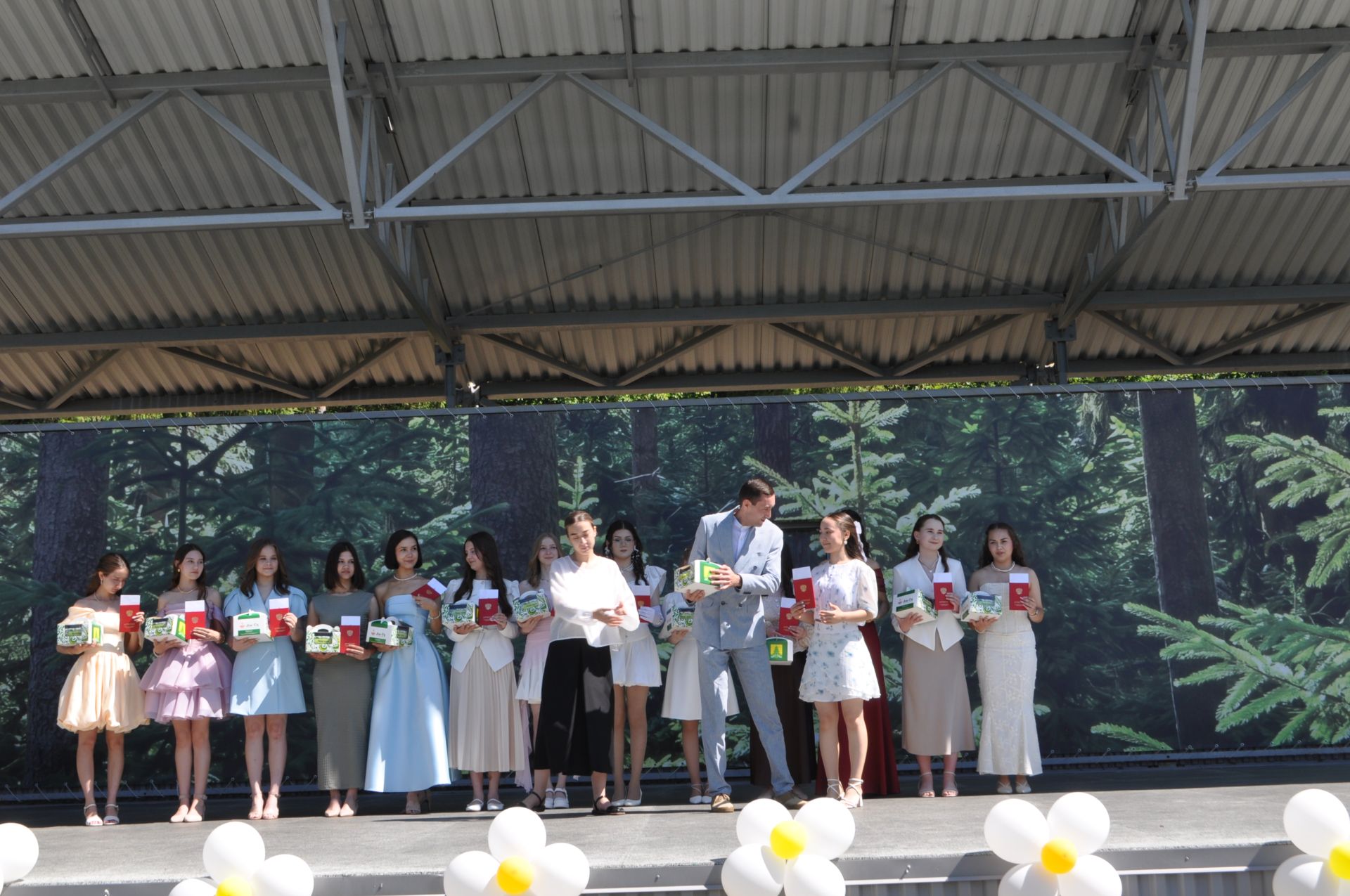 Районыбызның IX сыйныф укучыларына өлгергәнлек аттестаты тапшыру тантанасыннан  ФОТОРЕПОРТАЖ