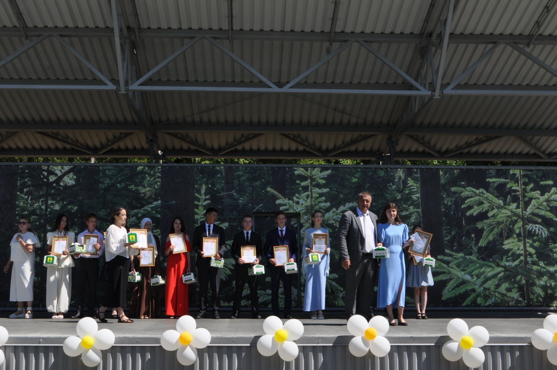 Районыбызның IX сыйныф укучыларына өлгергәнлек аттестаты тапшыру тантанасыннан  ФОТОРЕПОРТАЖ