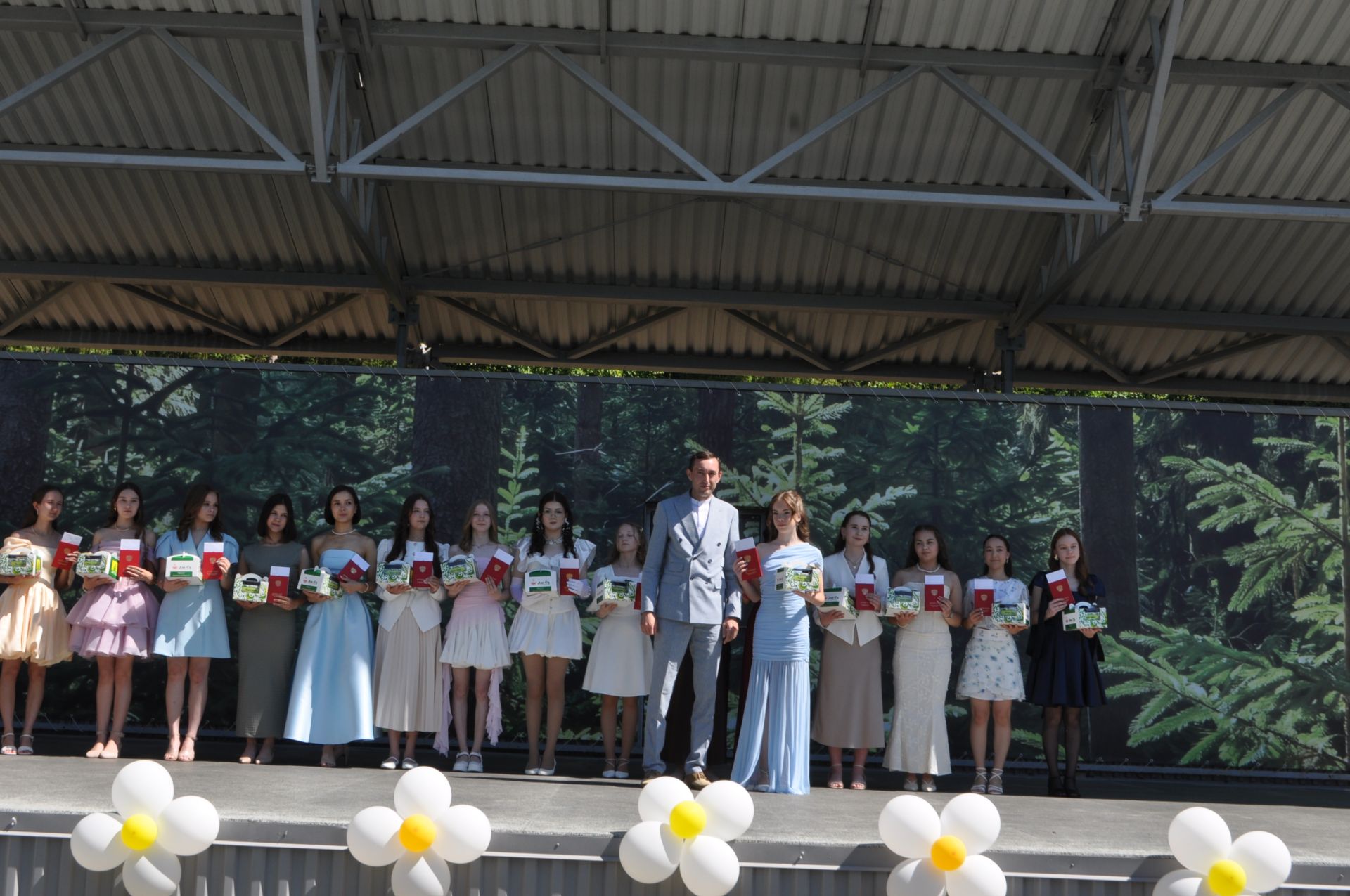 Районыбызның IX сыйныф укучыларына өлгергәнлек аттестаты тапшыру тантанасыннан  ФОТОРЕПОРТАЖ