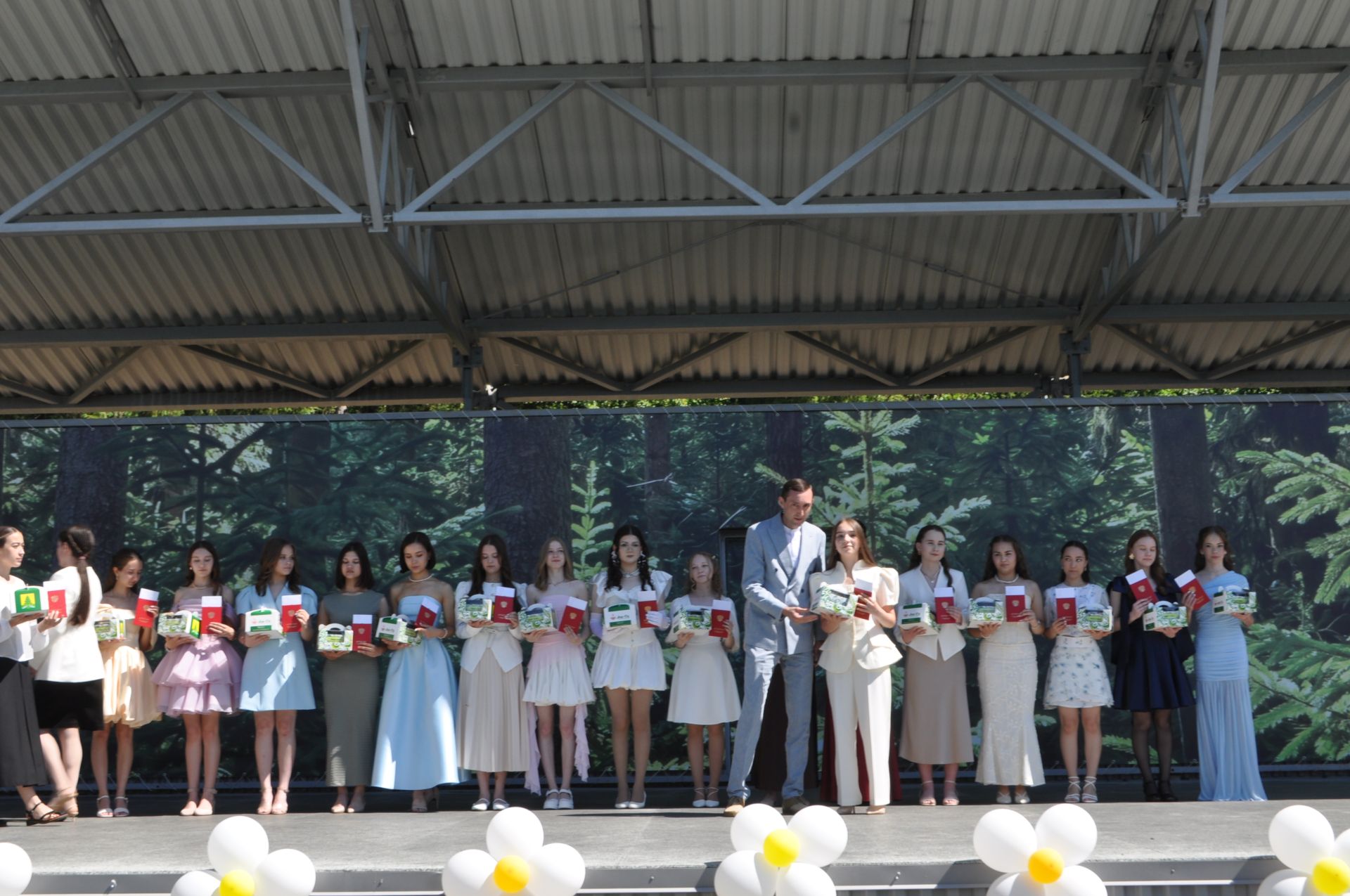 Районыбызның IX сыйныф укучыларына өлгергәнлек аттестаты тапшыру тантанасыннан  ФОТОРЕПОРТАЖ