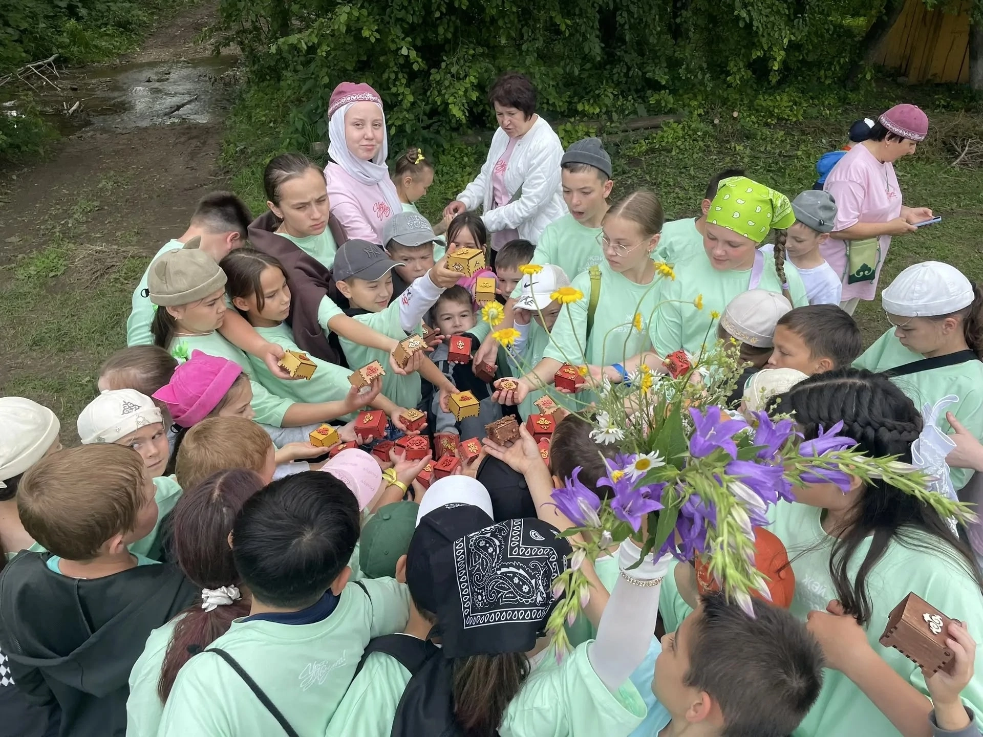 «Ура, авылга!»да өченче көн: яңа җырлар өйрәнделәр һәм яктылык кайтаргычлар ясадылар