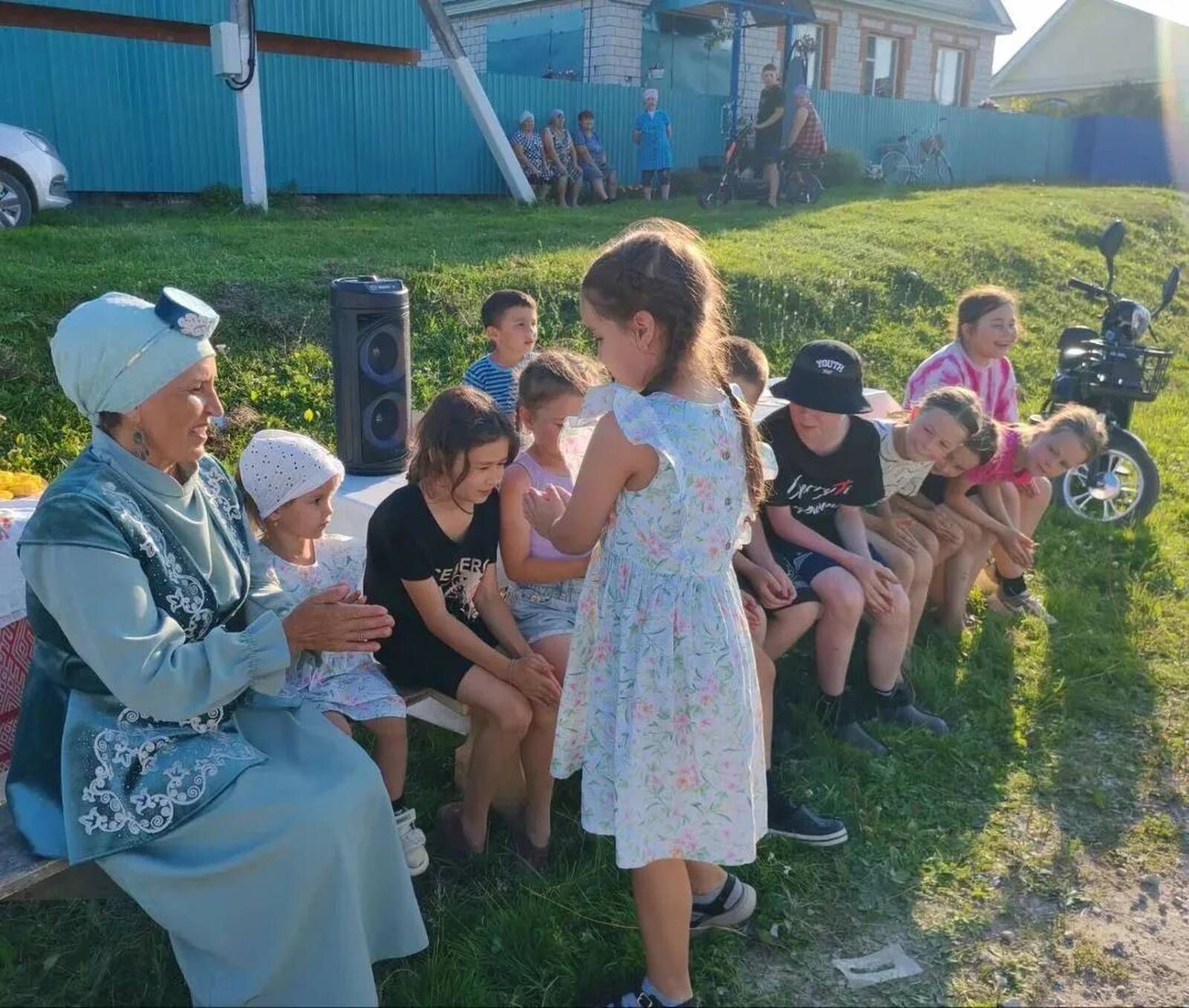 Иске Мичән авылының Зөбәрҗәт чишмәсе янында «Әбиемдә кунакта» исемле күңел ачу кичәсе оештырылды