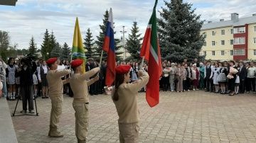 Шәмәрдән лицеенда 65 беренче сыйныф укучысына   бүләк итеп китаплар тапшырылды