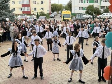 Шәмәрдән лицеенда 65 беренче сыйныф укучысына   бүләк итеп китаплар тапшырылды