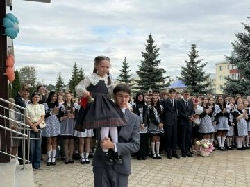 Шәмәрдән лицеенда 65 беренче сыйныф укучысына   бүләк итеп китаплар тапшырылды
