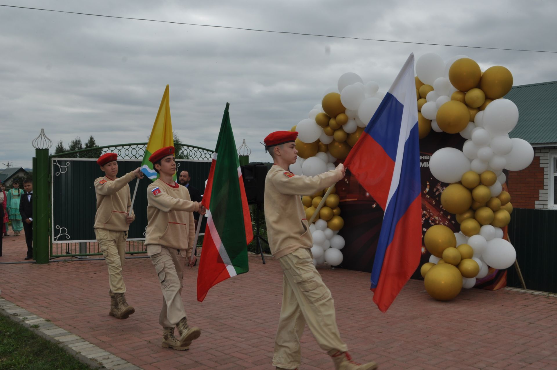 Миңгәр авылының инженер-башлангыч мәктәбендә 14 сабый парта артына утырды