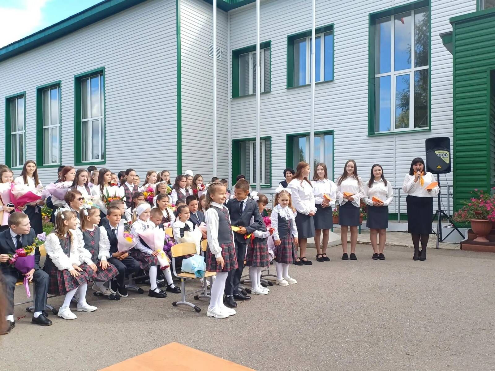 Олы Кибәче урта мәктәбендә яңа уку елы башланды: укучыларга уңышлар һәм кызыклы ачышлар телибез